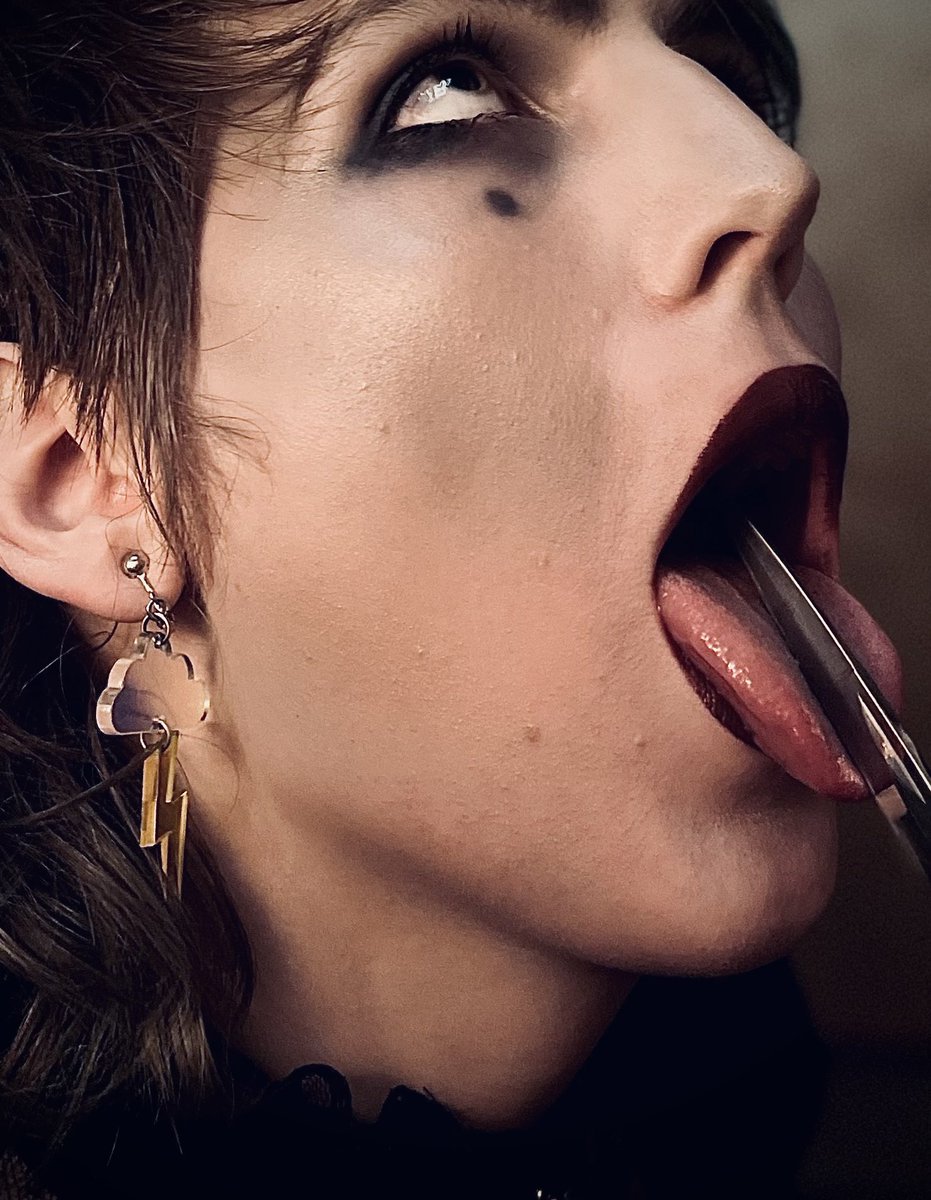 good evening lesbians💙