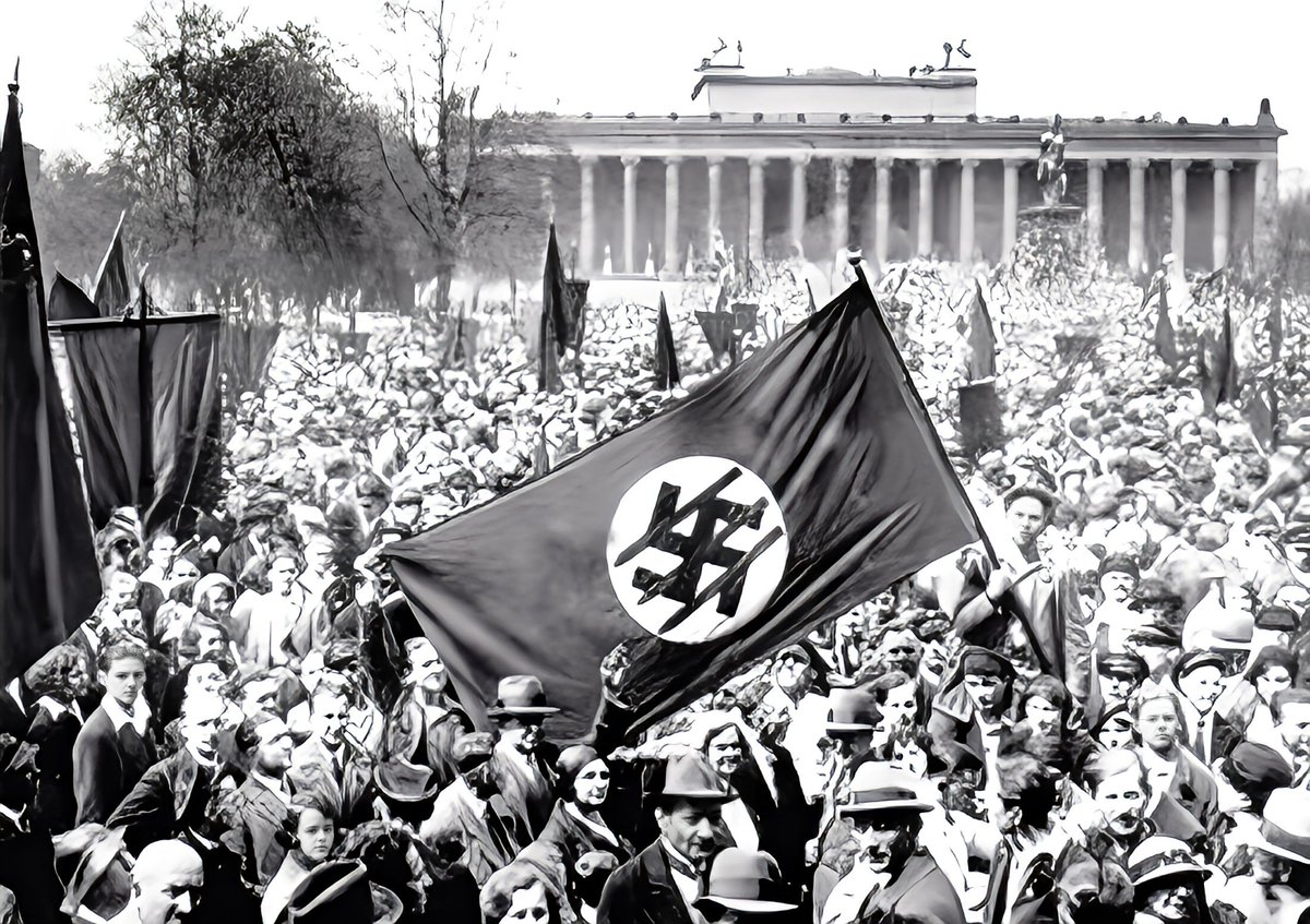 実はナチスが台頭する前のドイツでは、
ヒトラーが全権を掌握するまで、
ドイツ国民による反ナチスデモと
反レイシズムデモが活発に行われていて、
ナチスに反対する国民は長きに渡り、
熾烈な街頭闘争に明け暮れていたのだ。
まるで今の日本みたいに。その後、
彼らがどうなったかは言うまでもない。