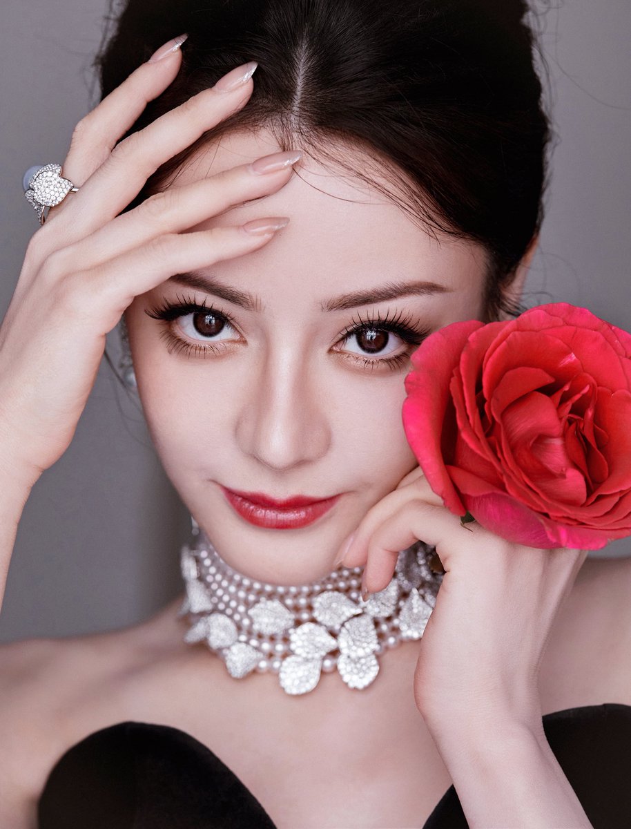dramapotatoe's tweet photo. #Dilireba for Mikimoto’s Les Pétales high jewelry collection launch event at Paris Fashion Week

More - https://t.co/aA1cnNzsAZ

#dilraba https://t.co/uezSFdOn00