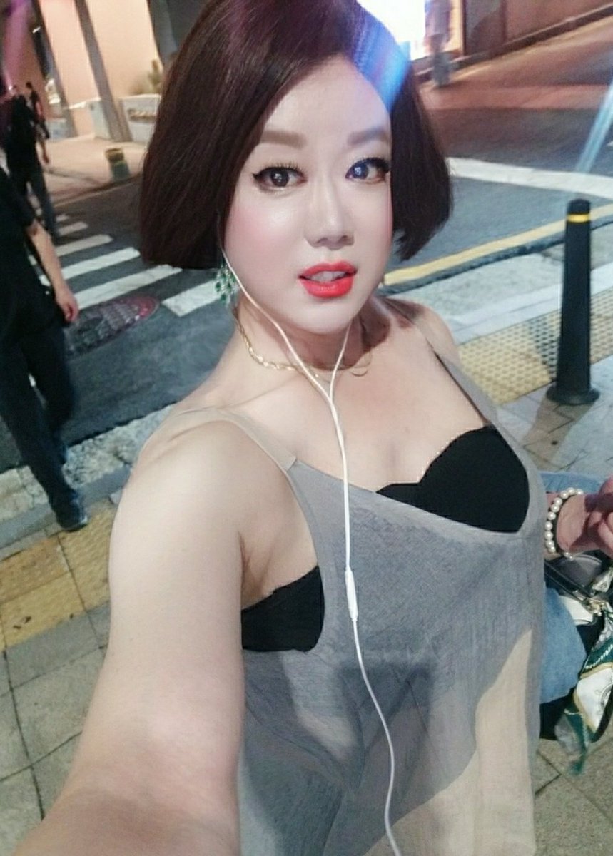 요즘은 
틱 안한다. 답답하다.

티팬티 불룩하다.
낮에는 훤히 엿보인다.

손바닥보다 작은
티팬티임을 보여주기 위해
빨간색이다.