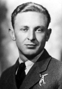 Greg_Slizewski's tweet image. 9 VII 1920 r. urodził się Andrzej Czerwiński. Przeszkolił się w pilotażu w 🇬🇧, przydzielony do 308 DM. 23 IX 1943 r. zestrzelony nad 🇫🇷, uniknął schwytania i w XI'43 wrócił do 🇬🇧. W V'44 przydzielony do 315 DM. Zginął 7 XII 1944 r. w rej. Gossen, zestrzelony do morza przez JG 5.