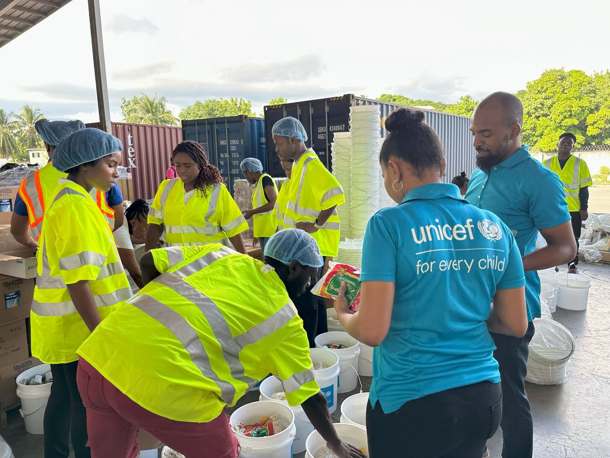 UNICEFJamaica's tweet photo. #HurricaneBerylRecap - UNICEF’s health response to #HurricaneBeryl focused on nutrition & mental well-being:
🍲1100 families received nutrition packages
📦201,000 micronutrients procured for @themohwgovjm to prevent malnutrition in children
#ForEveryChild
#BetterNutrition
#CERF https://t.co/pZhvyJo2mO