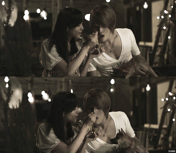 [ANNIVERSARY]

Today is the 15th anniversary of 'Moon / Blossom'!🌕🌺

It peaked at #1 and went Gold! 'Moon' also went Gold for 100K+ DLs!📀

The MV for 'Blossom' features an emotional drama with Jaejoong from TVXQ!/JYJ and TsukuTabe star Higa Manami!

#ayumihamasaki #浜崎あゆみ