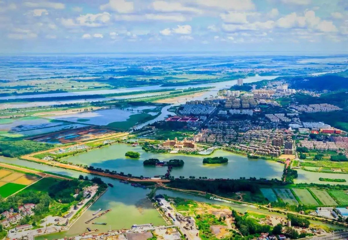 CrayfishC1130's tweet photo. Sky washed clean ☀️, clouds drifting slow ☁️ Strolling streets or lakeside paths, breathe in freedom 🍃 In #Xuyi, time softens. Steal a moment 💙... Roam with the clouds~ 💫  #DiscoverXuyi #SmallTownVibes #SummerSkies https://t.co/BINdlvctbp
