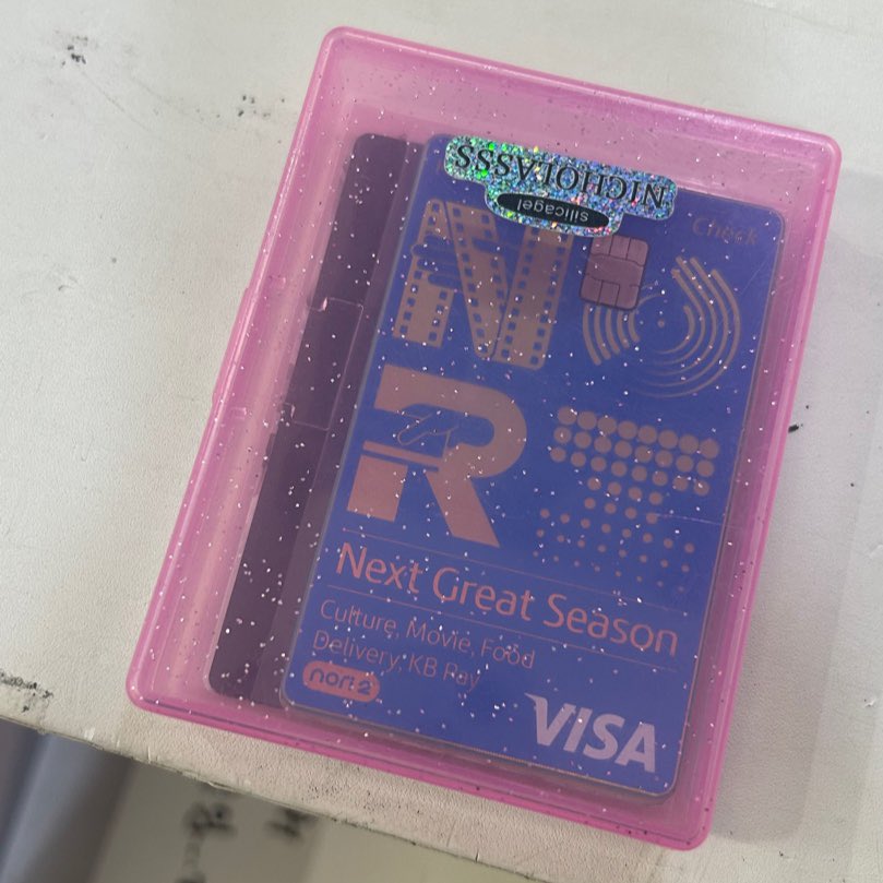 ❥ ‑‑‑‑ ‑ ‑ ‑ ‑ ‑ ‑ ‑ ‑ ‑ ‑ ‑ ‑ ‑ ‑ ‑
↳ [ 𝗌𝗅𝖾𝖾𝗉 𝗍𝗂𝗀𝗁𝗍 𝖼𝗅𝗎𝖻 ]
 𝘓𝘰𝘴𝘵 𝘈𝘯𝘥 𝘍𝘰𝘶𝘯𝘥... 🧺♡

 →  카드케이스를 럭키드로우 부스에서 보관 중에 있습니다!
         부스에서 카드에 적혀있는 성함을 말씀해 주세요 🥹 
❥ ‑‑‑‑ ‑ ‑ ‑ ‑ ‑ ‑ ‑ ‑ ‑ ‑ ‑ ‑ ‑ ‑ ‑