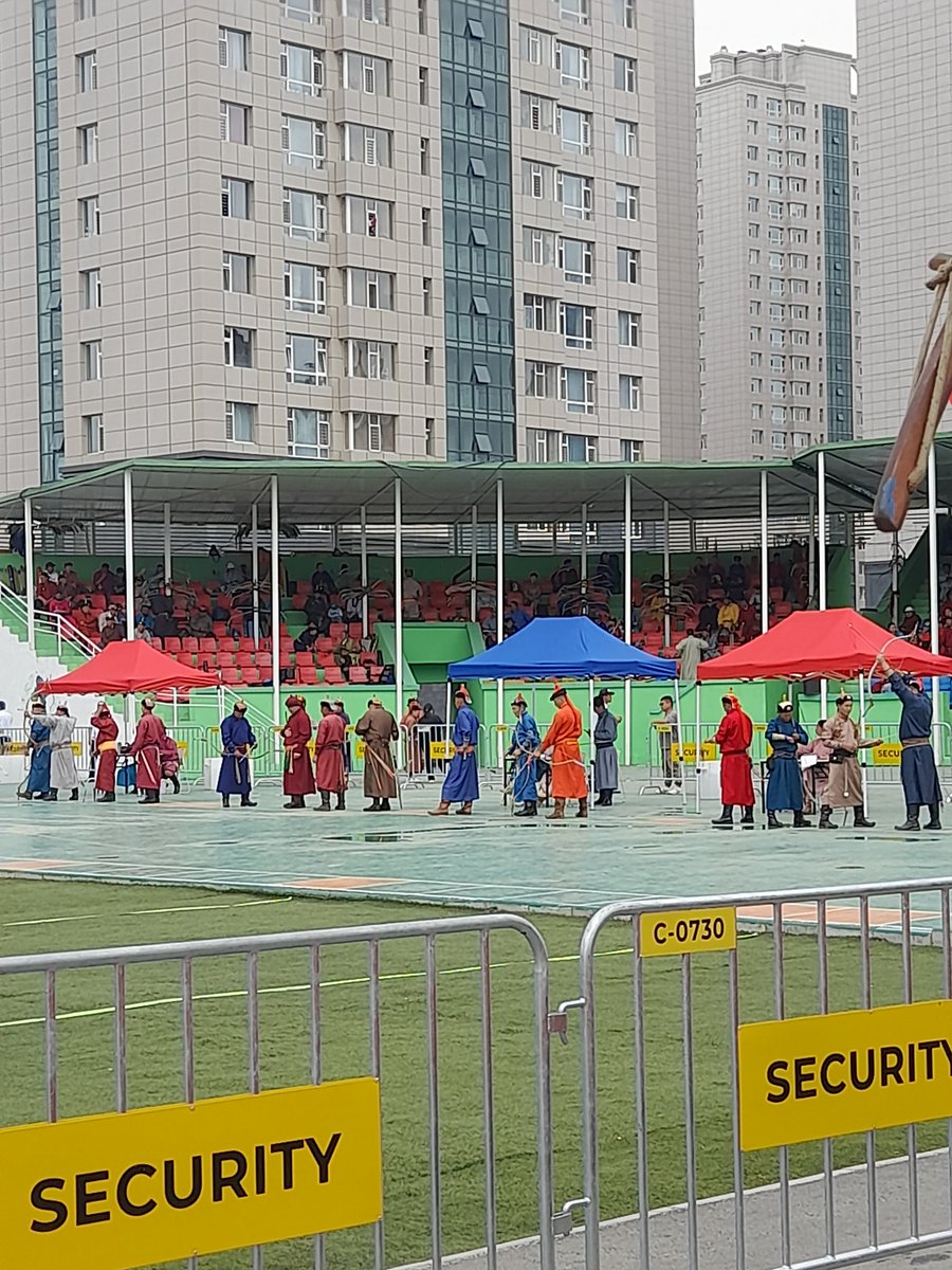 Өнөөдөр сур..Маргааш. Морь. Дахиад Морь...Айраг. жаахан хуушуур. Уяачдын Гал..соёолон. даага..Зочид..явлаа Хүй 7-д гэртээ цөөхүүлээ үлддэг....
Хотынхон ууж идээд л 12 ны үд өнгөрөөд алга болдог юм...