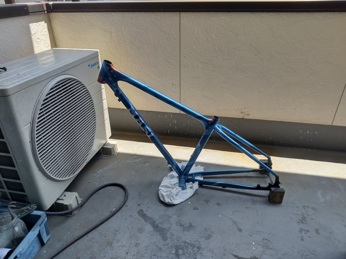 やべぇ、外気温36℃
手が空いたけど、買い物に行く気にすらなれない
ただ、塗装が乾くのめちゃ早い
冷蔵庫がカラ。今晩の夕食何にしようか⋯
#自転車
#かきくRE自転車工房