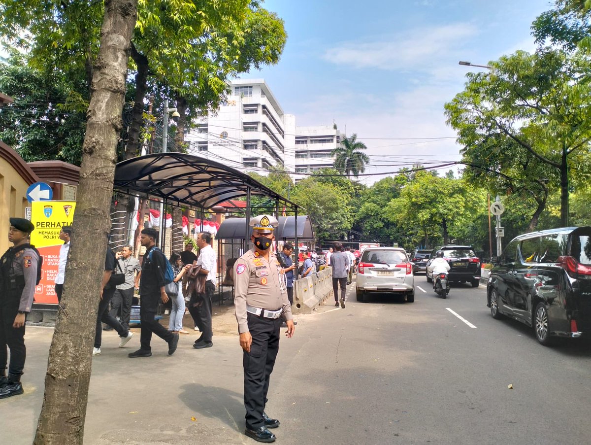 10.32 Anggota Satlantas Jaksel melakukan pengamanan kegiatan Penyampaian pendapat di depan Gedung Bareskrim Polri Jl. Trunojoyo Jaksel, Untuk situasi arus lalu lintas di Sekitar Lokasi terpantau masih ramai lancar.