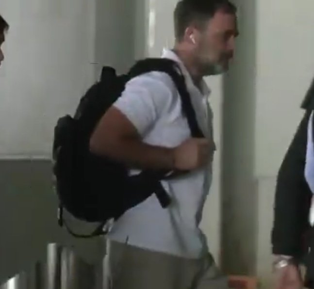 यह अपने कंधे पर बैग टांगे हुए व्यक्ति कोई साधारण व्यक्ति नहीं बल्कि देश के सबसे बड़े विपक्षी नेता राहुल गाँधी हैं,

लोग छोटे से विधायक बन जाते हैं तब भी अपना सामान उठाने के लिए लोग कर लेते हैं, मगर

राहुल गाँधी नेता प्रतिपक्ष और इतने बड़े कद के नेता होने के बावजूद भी अपना सामान