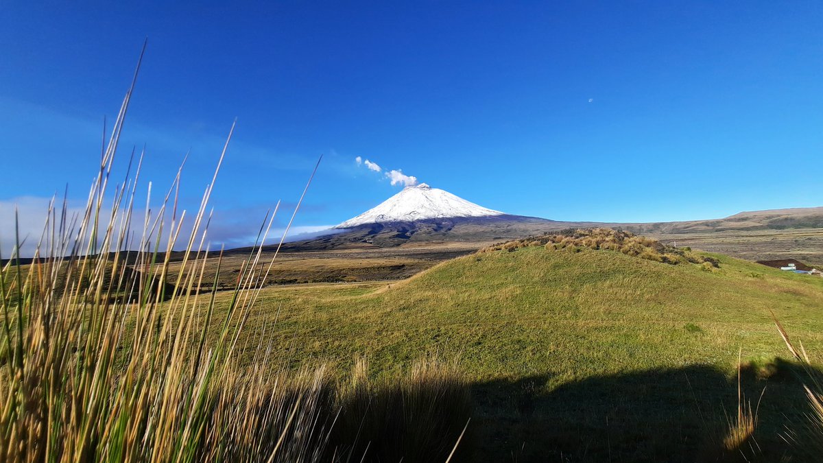 El imponente #Cotopaxi recordandonos que aun se encuentra  despierto.