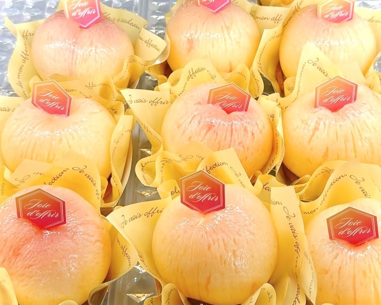 sucrepere's tweet photo. 今年も桃丸ごとスイーツ"ももこ"の販売がスタートしました🍑
国産の桃の中でも糖度の高い等級の桃のみを厳選して仕上げた今の時期だけのスイーツになっています。
ジューシーでとろける桃と香ばしいアーモンドタルトをお楽しみください！ https://t.co/rwKICdxBNZ