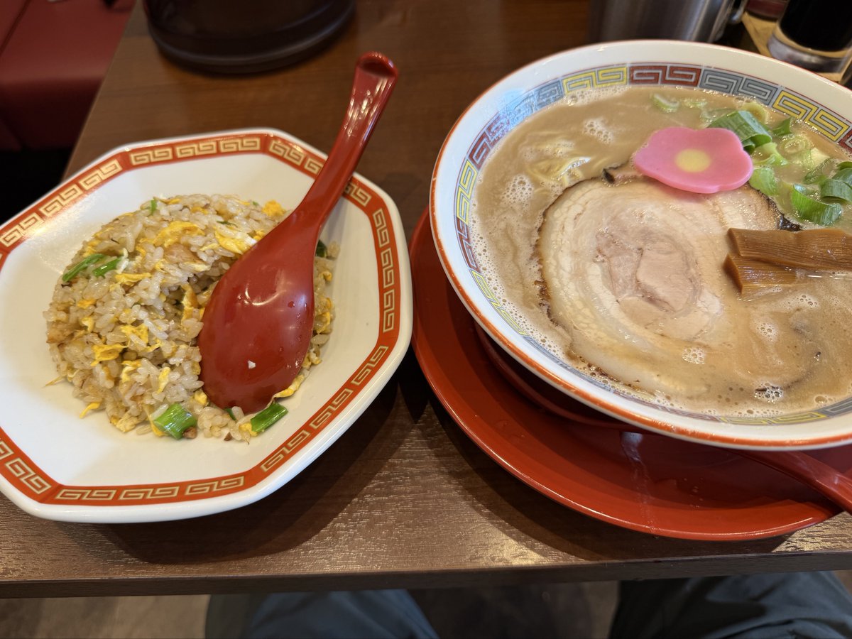 一昨日入ったラーメン屋さんに来て今日はラーメンは同じで焼き飯を白にしたんだけど、、
抜群に美味かった！！！