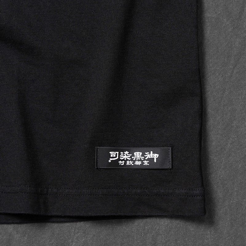 k_rewear's tweet photo. 《コラボアイテム販売》

東京の玄関口であるエリアに「THE NORTH FACE 丸の内」がオープン

オープンを記念し、京都紋付のコラボアイテムをTHE NORTH FACEにて販売いたします。
●商品詳細●
S/S ShikkokuHakezomeSquare Logo Tee

価格：　18,700円（税込）
サイズ：　S、M、L
カラー：　ブラック https://t.co/MV8wqbi19I