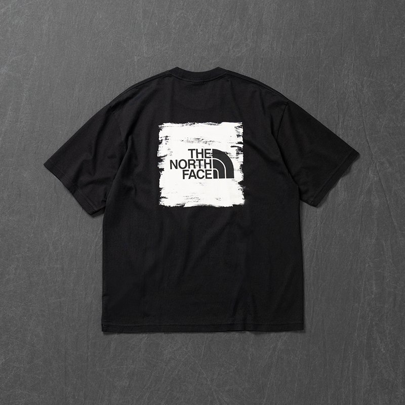k_rewear's tweet photo. 《コラボアイテム販売》

東京の玄関口であるエリアに「THE NORTH FACE 丸の内」がオープン

オープンを記念し、京都紋付のコラボアイテムをTHE NORTH FACEにて販売いたします。
●商品詳細●
S/S ShikkokuHakezomeSquare Logo Tee

価格：　18,700円（税込）
サイズ：　S、M、L
カラー：　ブラック https://t.co/MV8wqbi19I