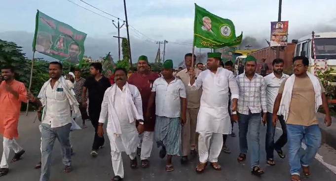 DarshNews's tweet photo. Bihar Band : मतदाता गहन पुनरीक्षण को लेकर महात्मा गांधी सेतु पुल जाम, लोग परेशान https://t.co/YDui1uV9Az
#Bihar #BiharNews #BiharBand #biharclosed #hajipur #BiharPolitics #biharelection2025 #RJD https://t.co/MsQTAMdfPE