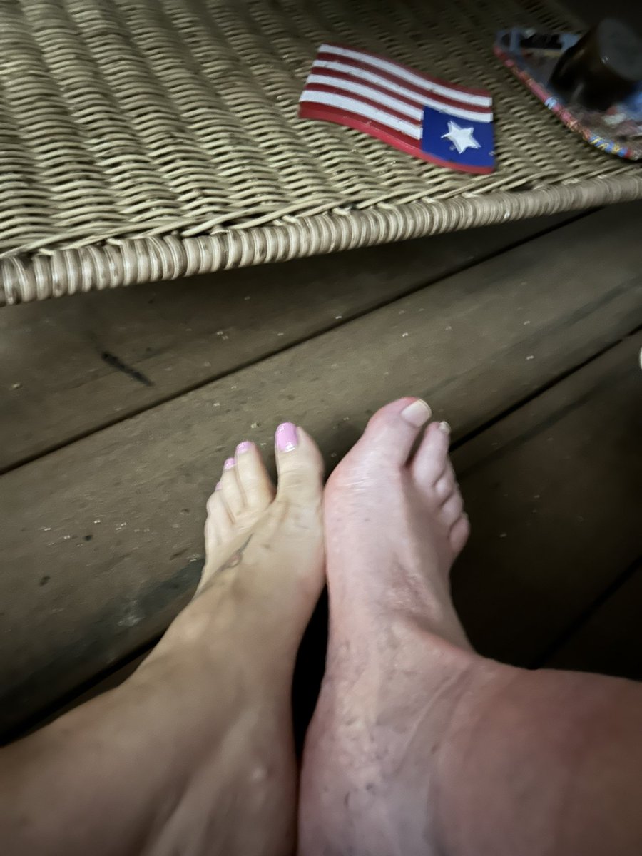 chucklettes's tweet photo. Foot fettish https://t.co/h4Y887EXub