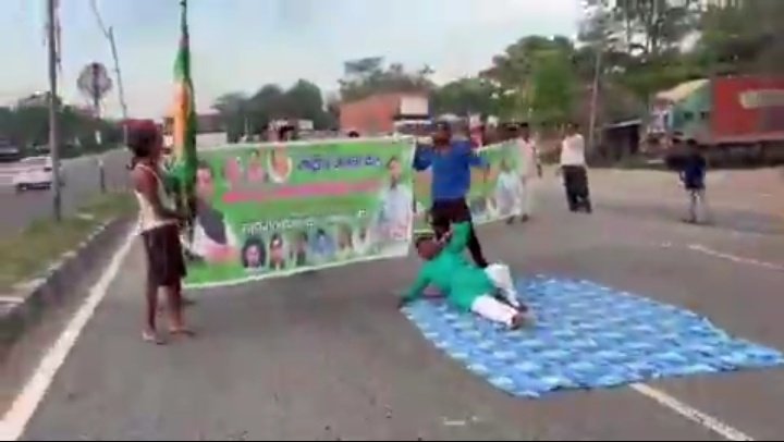 GautamBhartiye's tweet image. NH 22 पर ये लोग प्रदर्शन कर रहा है, कोई गाड़ी अगर रे!!९##ल दे,
उस गाड़ी का मालिक अगर जिहादी निकला तो फिर @yadavtejashwi एक शब्द तक न बोलेंगे, 
वोट खराब हो जाएगा न पर ये लोग पगले समझते नहीं बीच रोड पर ही जरूरी है सूतना इतना देर