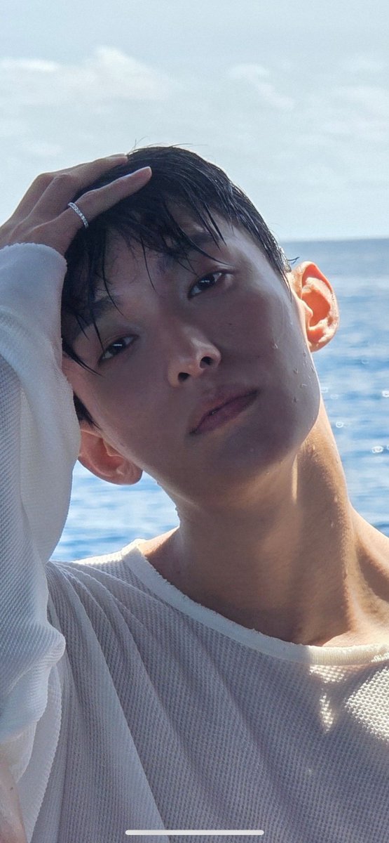 anyone else is losing their mind over this. god he look so idk something. that flush after sunburnt. the water, the eyes, the lips. the jawline… guys 🫨🫨🫨