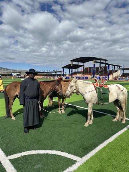НҮБ ийн төлөөлөгчид ямар юм нь халуун зунаар ийм өнгөтэй  дээл сонгоод өгчивдөө.