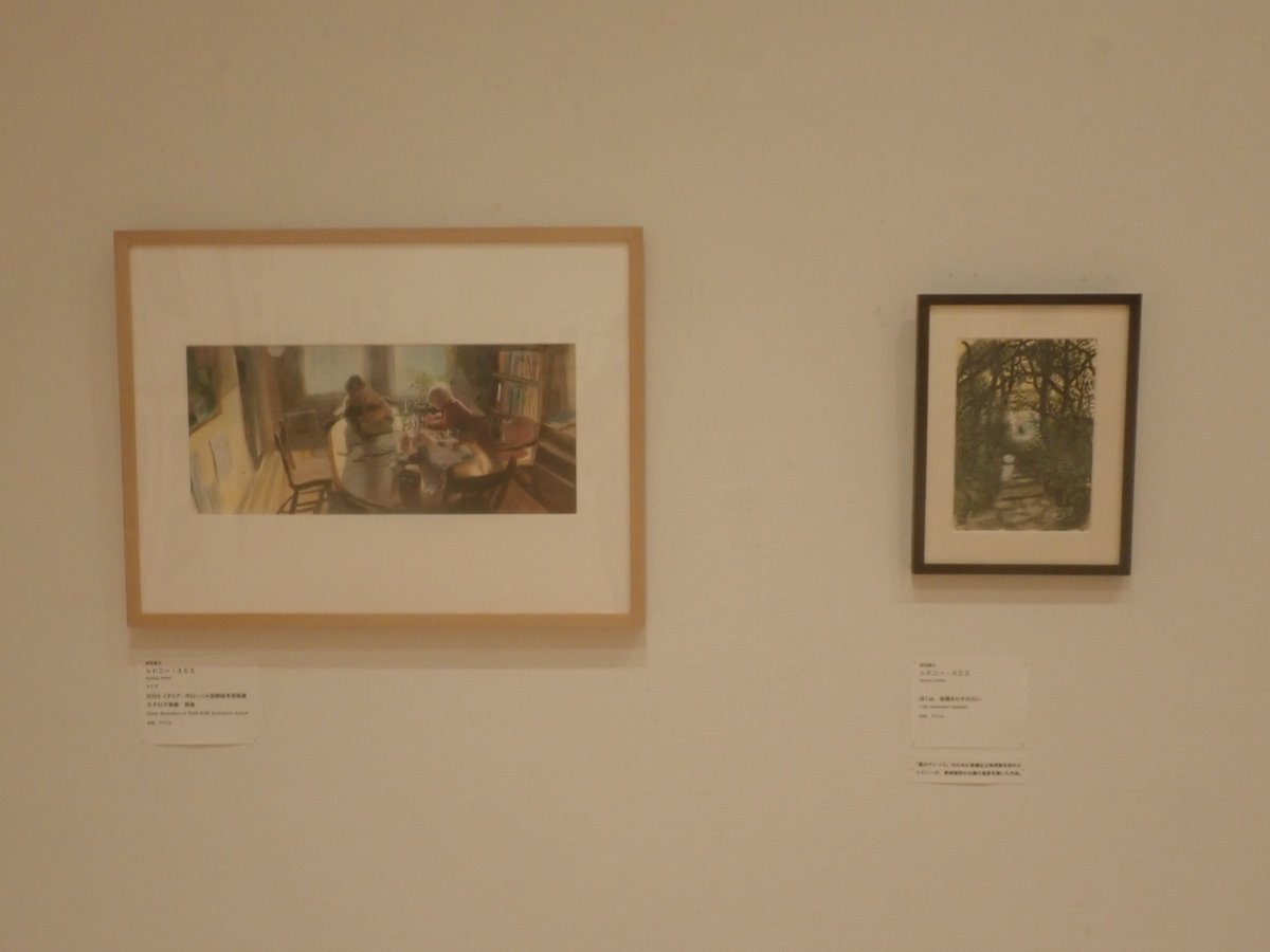 \ 2025ボローニャ展/ 
本展メインビジュアルは、2023年に当館で実施した絵本講座「夏のアトリエ」の講師であるシドニー・スミス氏によるもの。昨年アンデルセン賞を受賞したスミス氏は、本展カタログ表紙も描いています。特別展示では、スミス氏の絵本原画など50点ほど展示しています。