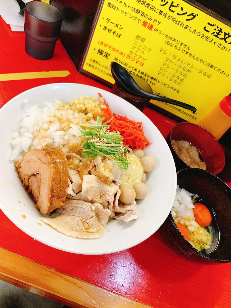 Q3_8686's tweet image. 鷹の目 川口店
#らーめんウォッチ麺
#鷹の目川口
🍜冷しゃぶおろしポン酢＋うずら＋生姜＋紅生姜＋たまねぎ＋コッコマン
N.A.YM.K
鷹の目の冷やしは押さえておきたい系男子！え…？
このカチカチのゴワ麺がおろポンとカラマリうめぇー！
コッコマンダイブも申し分なし
これはサラダだな…うん！文字数