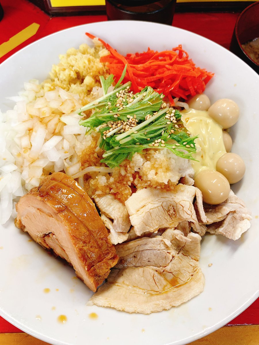 Q3_8686's tweet image. 鷹の目 川口店
#らーめんウォッチ麺
#鷹の目川口
🍜冷しゃぶおろしポン酢＋うずら＋生姜＋紅生姜＋たまねぎ＋コッコマン
N.A.YM.K
鷹の目の冷やしは押さえておきたい系男子！え…？
このカチカチのゴワ麺がおろポンとカラマリうめぇー！
コッコマンダイブも申し分なし
これはサラダだな…うん！文字数