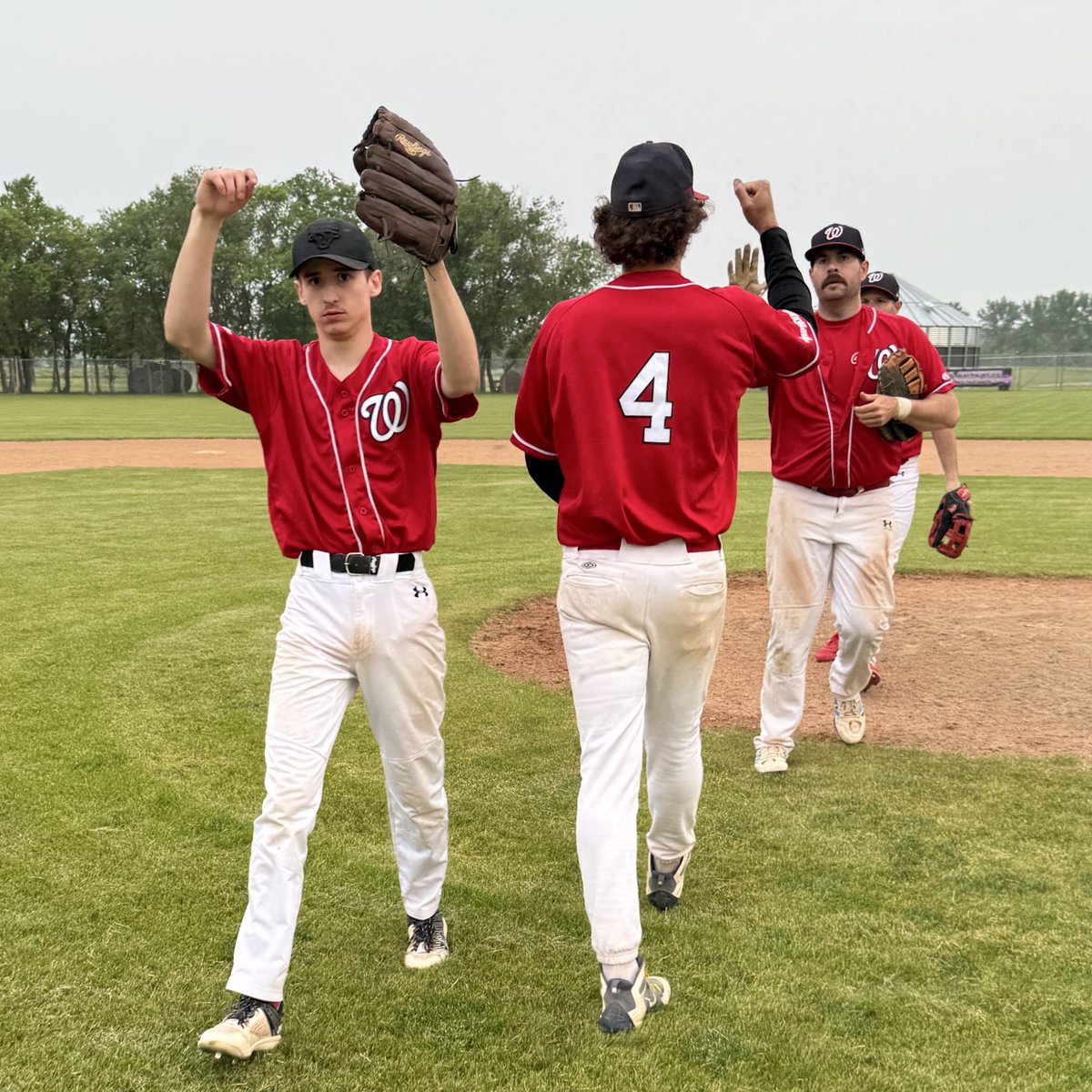 💥WOLVES WIN!💥

The right 9 guys made the trek to Moosomin and the boys are returning home with a 7-6 win over the Badgers!

Great effort from the boys, including our three U18 call-ups who helped us out! 

Next: Tomorrow night hosting Redvers at 7:30pm at Lynn Prime! #Saskota