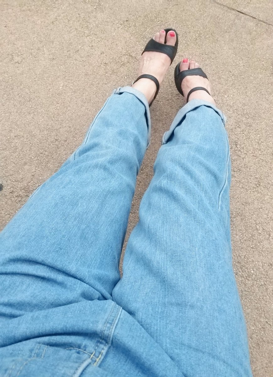 오늘
한달한번 가는 곳으로
외출중.

아! 어깨 끈도 내리고싶어!!