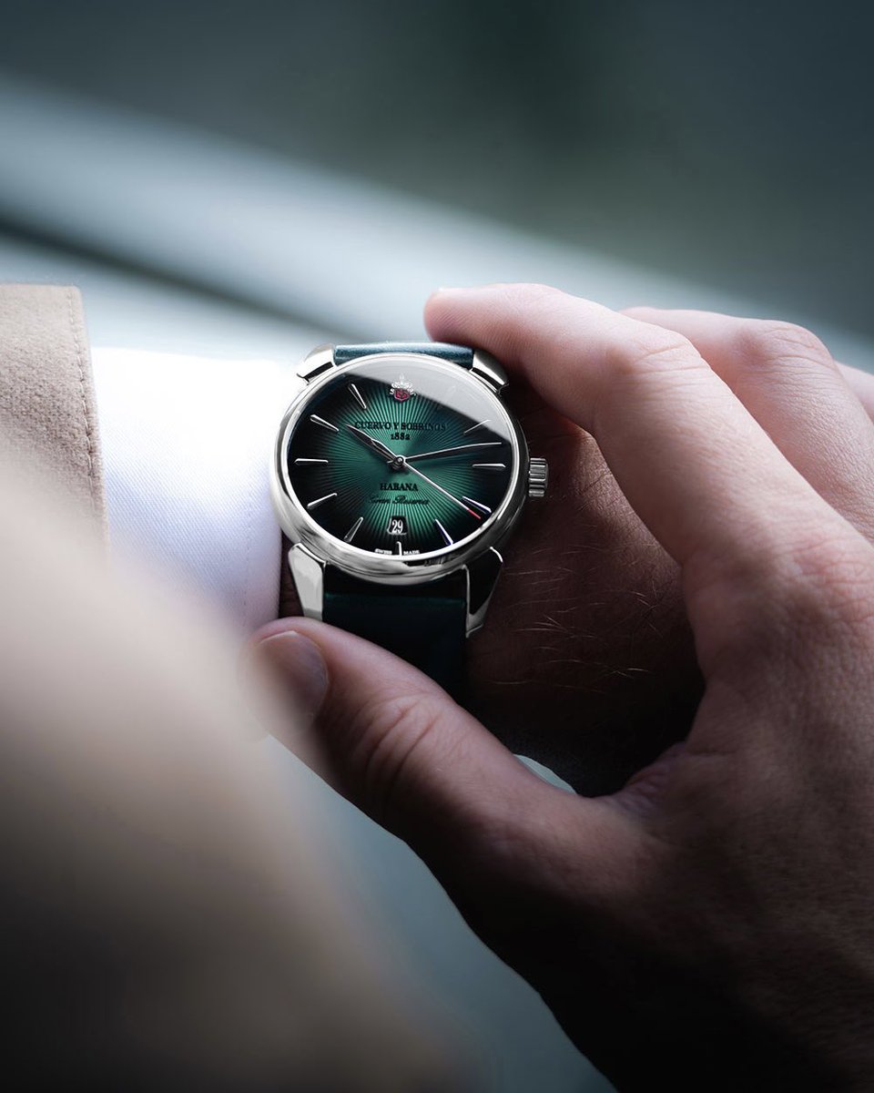 tiempoderelojes's tweet image. Cuervo y Sobrinos lanza su nueva colección Historiador Gran Reserva. Caja de 40 mm en acero, carátula guilloché en cuatro tonos ahumados —rojo, azul, verde o antracita— y una reserva de marcha de 68 horas 

#TiempoDeRelojes