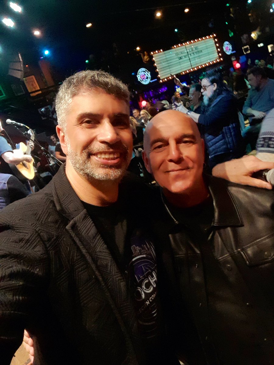 Con mi querido amigo <a href="/yoLeoRossi/">Leo  Rossi</a> en la celebración de los 100 programas de su ciclo "La noche recién comienza" por <a href="/RadioDelPlata/">Radio Del Plata</a>, festejado en @theroxybarbsas