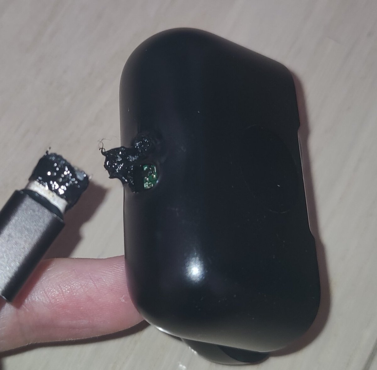 tomikooh's tweet photo. 嫌な臭いがするなあと思ってたら
充電中のイヤホンケースが溶けてた
やばばばば https://t.co/JjN9sANH9G