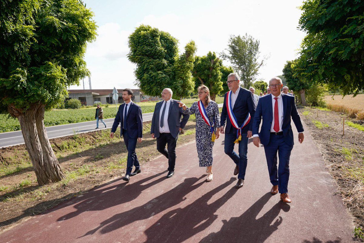 Avec Hélène Moeneclaey et Thierry Bonte, hier, à #Lompret pour inaugurer le réaménagement du chemin de la Phalecque : voie douce pour piétons et cyclistes, giratoire connecté à la M257, accès sécurisé vers Verlinghem et la RNO. 
➡️ 2,3M€ de la <a href="/MetropoleLille/">Métropole Européenne de Lille</a> pour ce beau projet