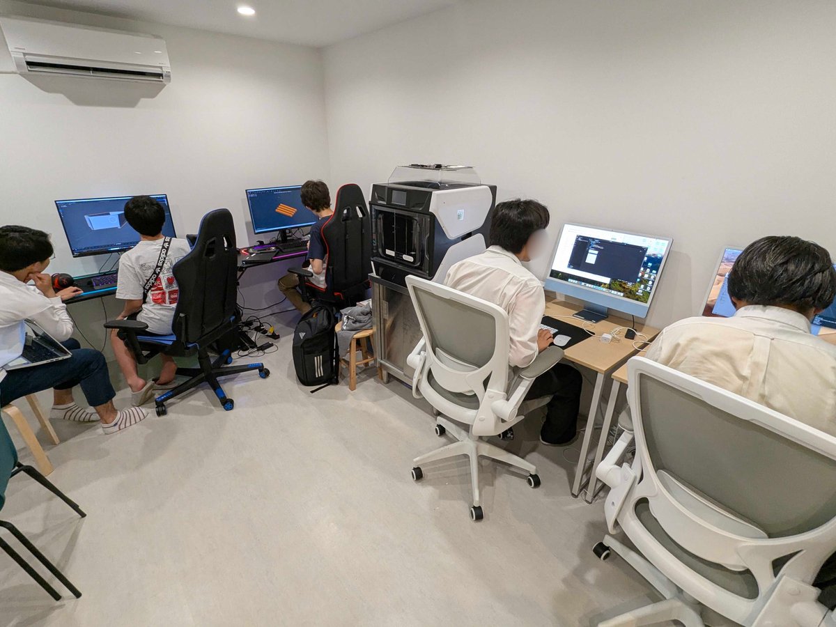 npo_clack's tweet image. 【よどがわベースでの日常🌤️】
夕方18時、デスクトップの席が満席に🖥️
中高生が黙々と3DモデリングやWEB制作に集中。
別の日、クレープイベントでは笑顔と会話が溢れ、
「具材入れすぎた〜！」と大盛り上がり！🍓
集中と交流、それぞれの時間が心地よく流れていました！
#よどがわベース