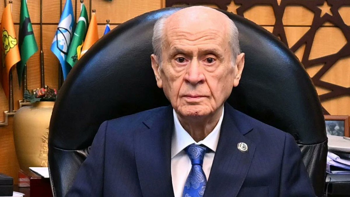 Devlet Bahçeli; Allah sana son nefesini vermeyi kolay nasip etmesin. 
Sen eline 12000 Vatan Evladı kahraman Şehidin Kanlarını bulaştırdın. 
Allah Yatacak yer vermesin sana. 
Bu topraklar seni kabul etmesin İnşallah. 
Allah senin Tez zamanda Belanı verir inşallah.