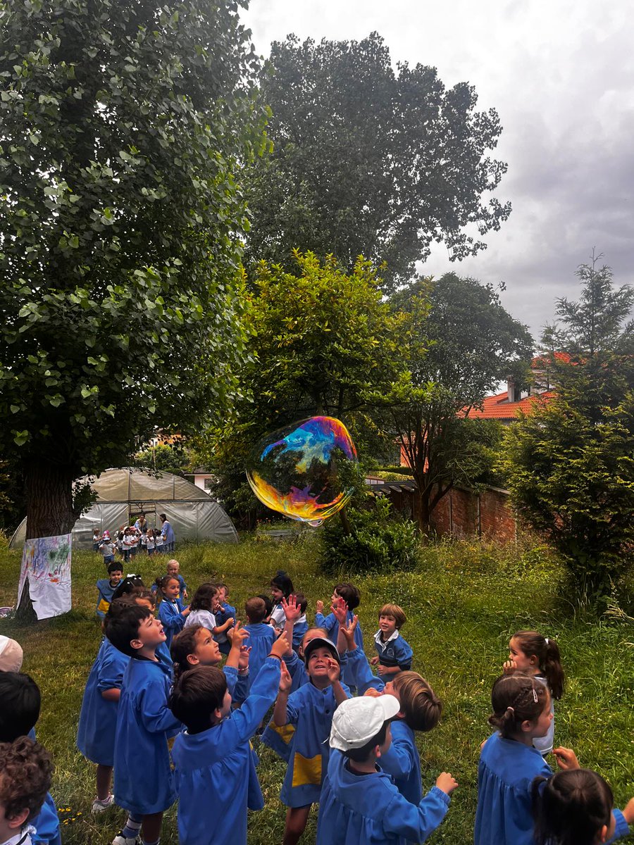 🌈 Recordamos con una sonrisa aquella mañana mágica en Los Alloros, donde nuestros peques de Infantil jugaron entre risas y pompas de jabón
💛 ¡Cada burbuja fue una chispa de alegría!
#EducaciónInfantil #AprenderJugando #Oviedo #Asturias #ColegioSantaMaríaDelNaranco