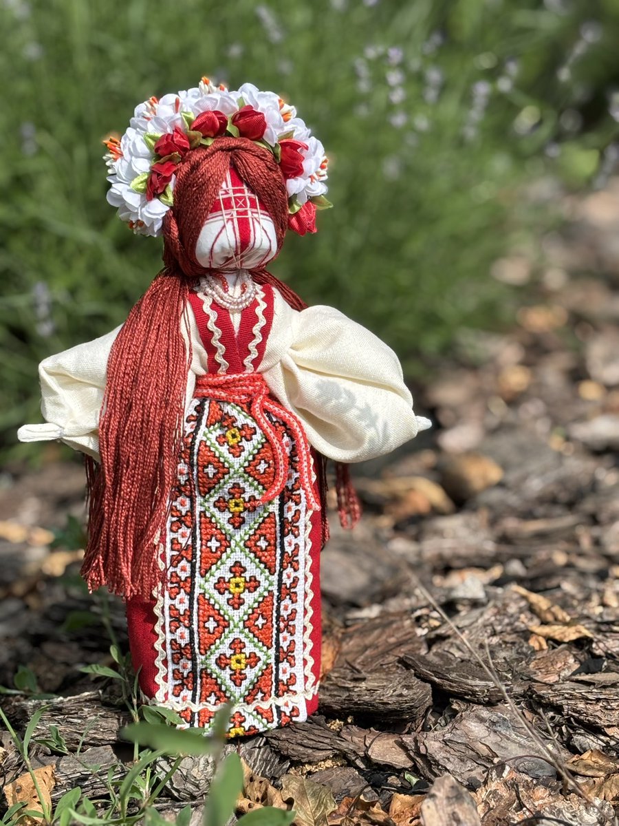 Лілія Франчук🇺🇦 (@ukrainian_dolls) on Twitter photo This motanka is not just a doll.
She’s a silent prayer, woven by hands filled with kindness.
She’s already felt the warmth of a home in someone’s soul… she just doesn’t know the address yet.
Price - $100
PayPal - sotulaliliya@gmail.com
#motanka #amulet #UkrainianSoul 🧵💛🏡✨ This motanka is not just a doll.
She’s a silent prayer, woven by hands filled with kindness.
She’s already felt the warmth of a home in someone’s soul… she just doesn’t know the address yet.
Price - $100
PayPal - sotulaliliya@gmail.com
#motanka #amulet #UkrainianSoul 🧵💛🏡✨