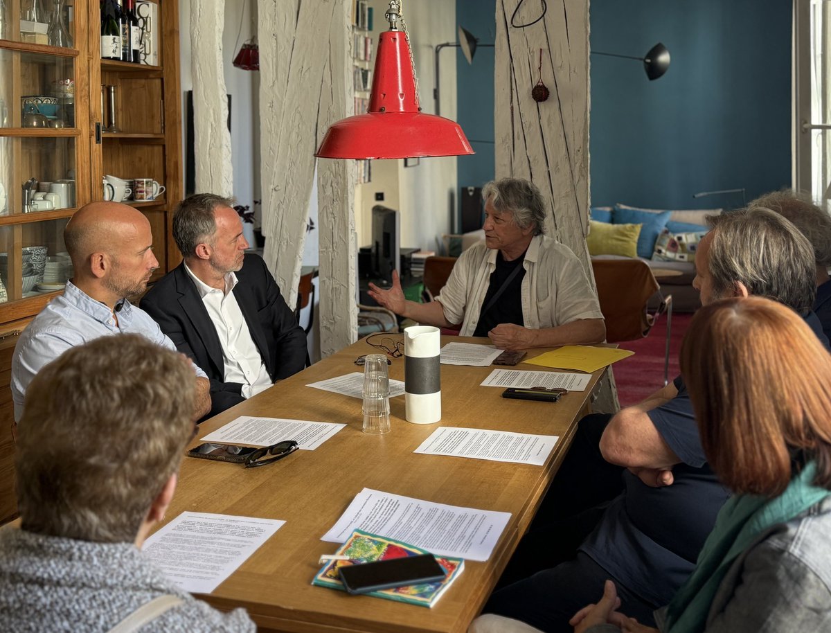 egregoire's tweet photo. Ce matin, avec @GCaronThibault et @benfilippi, j’étais aux côtés des locataires de la rue Saint-Bon, dans le 4e arrondissement, confrontés à une vente à la découpe.

À leur demande, et face à ce qui ressemble pour eux à une tentative d’escroquerie inacceptable, j’ai décidé de soutenir leurs démarches pénales en signalant les faits à la procureure de Paris.

Les méthodes changent, les montages s’affinent, notamment avec l’explosion des mises en copropriété. Certains contournent la loi en jouant sur les seuils, les délais, ou la complexité des accords collectifs.

Contre l’économie de prédation, la puissance publique doit continuer de s’organiser. C’est la raison pour laquelle je souhaite notamment mettre en place une police de l’urbanisme pour surveiller et agir sur le terrain.

Paris ne sera jamais une plateforme de profit pour les spéculateurs. Nous continuerons à nous battre pour les Parisiennes et les Parisiens, pour garantir à toutes et tous le droit à vivre Paris.