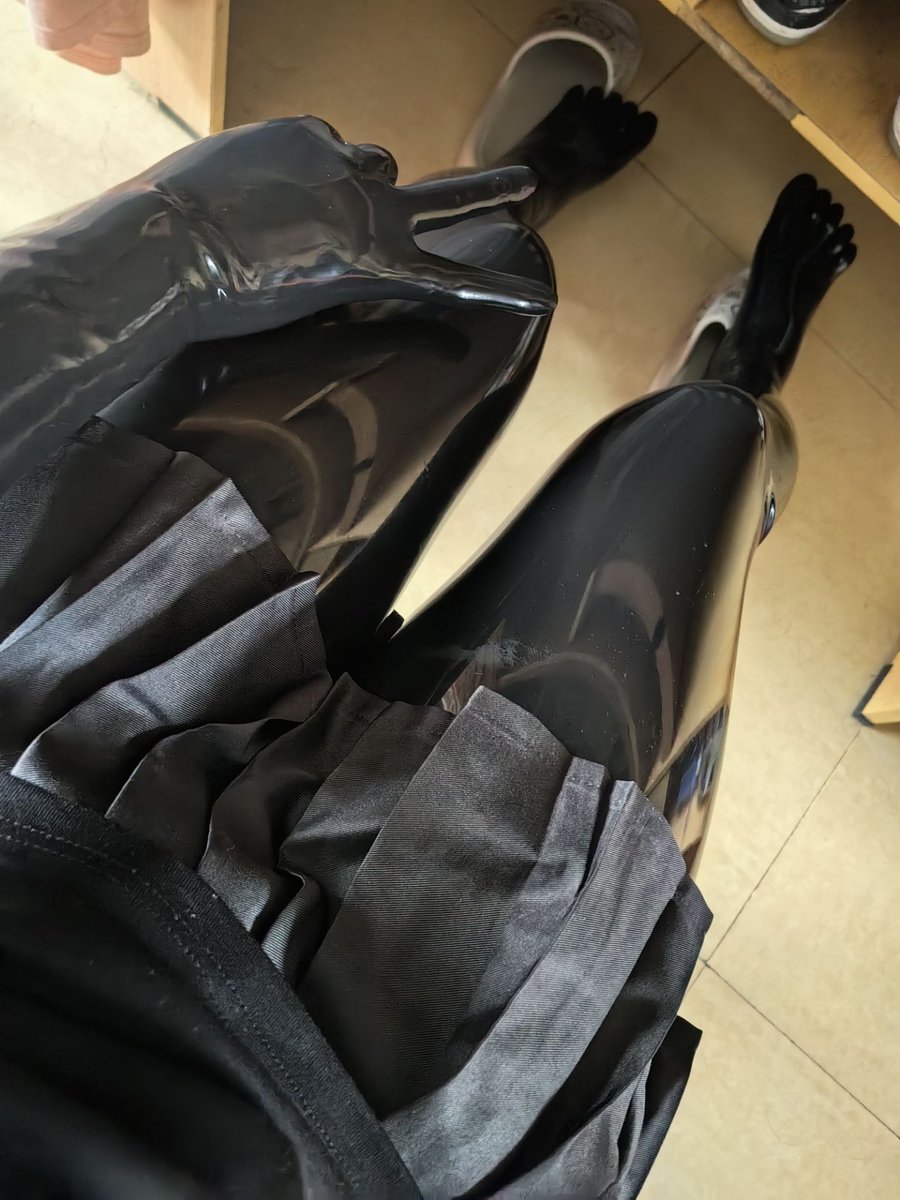 塞满小玩具再穿胶衣好舒服