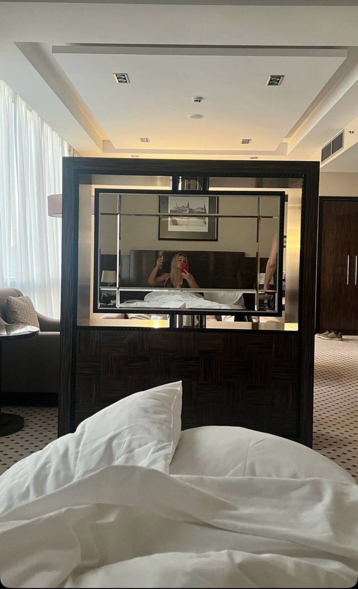 Good morning 🌅 Come a little closer, darling... 🖤