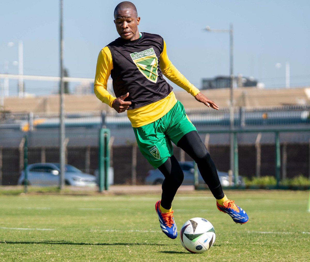 goldenarrowsfc1's tweet photo. Working out in the heat requires mental toughness and physical preparation. 🥵 🌞
#workoutwednesdays🏋🏽♀️ #10betgoldenarrows #greenandgold #sthendeway https://t.co/SiQhCDjkVj