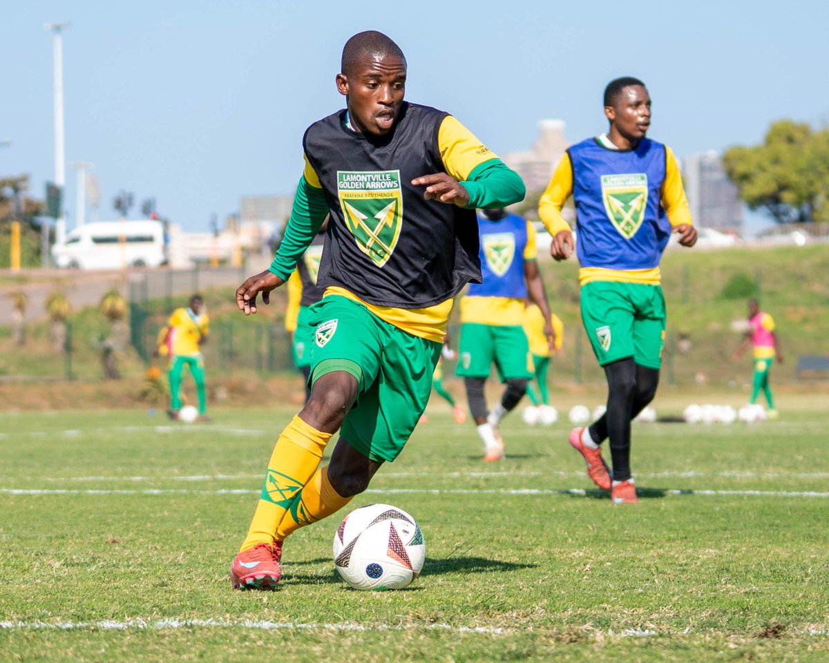 goldenarrowsfc1's tweet photo. Working out in the heat requires mental toughness and physical preparation. 🥵 🌞
#workoutwednesdays🏋🏽♀️ #10betgoldenarrows #greenandgold #sthendeway https://t.co/SiQhCDjkVj