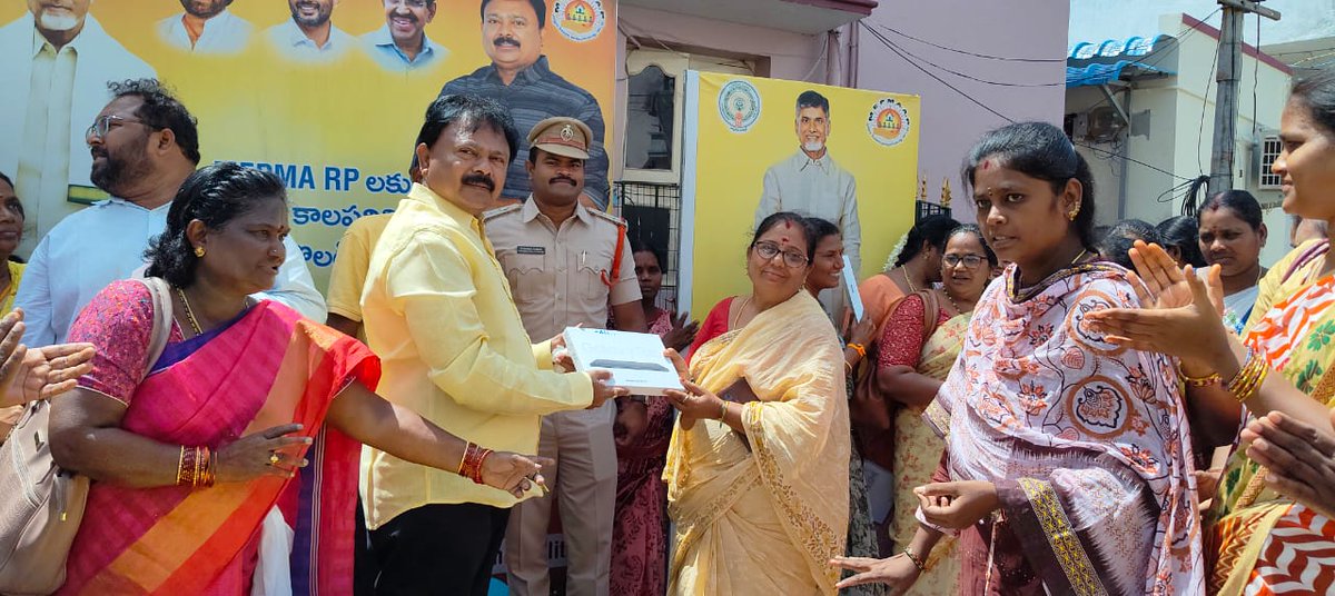 sunilkumarpasam's tweet photo. MEPMA - RP లకు మూడేళ్ళ కాలపరిమితిని కూటమి ప్రభుత్వం తొలగిస్తూ తీసుకున్న నిర్ణయంకు ధన్యవాదాలు తెలుపుతూ శాసన సభ్యులు పాశిం సునీల్ కుమార్ గారి నివాసం నందు వారి సమక్షంలో ముఖ్యమంత్రి గారికి ధన్యవాదాలు తెలుపుతూ కేక్ కటింగ్ కార్యక్రమం చేసి కృతజ్ఞతలు తెలిపాను..
#MEPMA #TDPJSPBJPTogether
#AndhraPradesh #APGovernment
#TeluguDesamParty #IdhiManchiPrabhutvam #NaraChandrababuNaidu #NaraLokesh #TeamYellow
#TDP #PasimSuneelKumar #GudurMLA