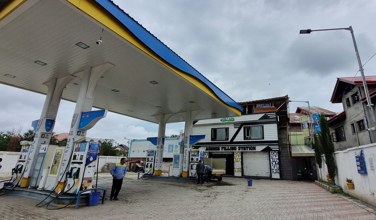 tagarshid's tweet photo. @BPCLimited @PetroleumMin @DoC_GoI @OfficeOfLGJandK Kashmir Filling Station, Batpora, Srinagar has no free air for 4 months, no drinking water &amp; isn’t open 24×7 as advertised. Huge inconvenience to customers. Request urgent action. #ConsumerRights @GreaterKashmir @ANI https://t.co/exITXGceov
