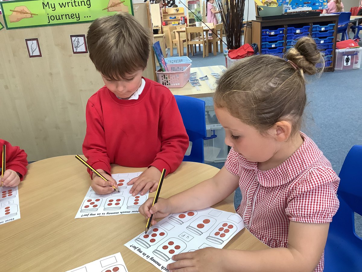 HasReception's tweet image. Everyone in @HasReception is learning all about money so we can help in our shop on #CommunityDay 💴 🪙 

#EYFS
#MagicMaths