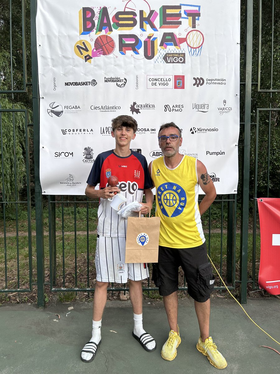 💥 Triples Masculino Infa/Kdt

🔫 Dende a liña exterior… Aron Espiñeira, de Santo, fixo chover triples en Castrelos! 🌧️🔥

🎁 Trofeo + Taza como mellor tirador da categoría.

#BasketNaRúa #BNR2025