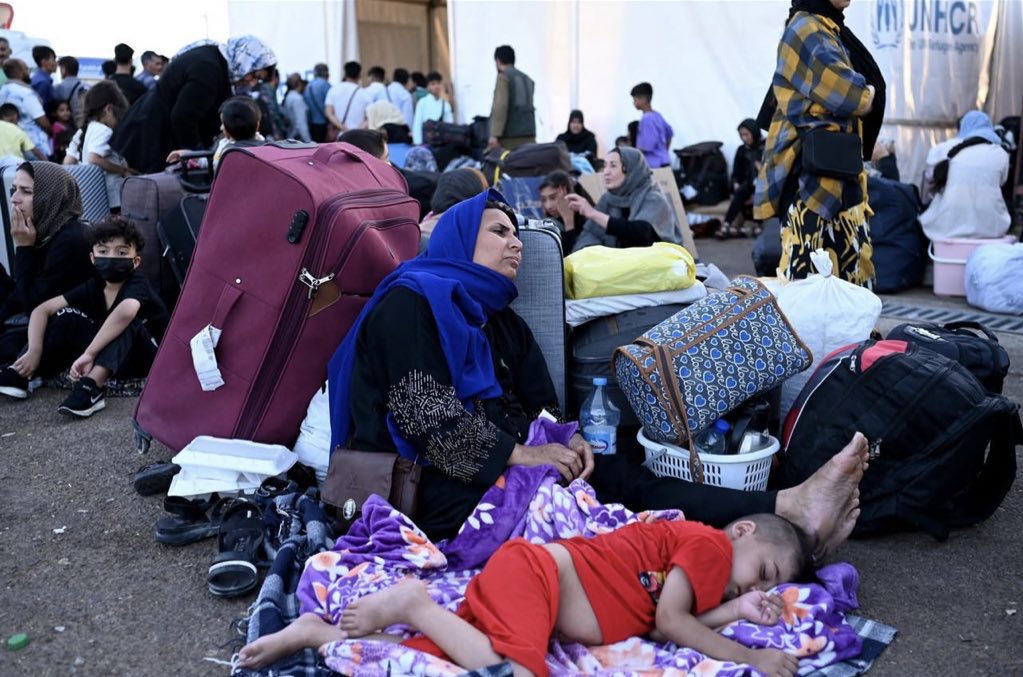 ABasitSalih's tweet photo. Nearly 450000 #Afghans have returned from #Iran since early June after the Iranian government gave a July 6 deadline for undocumented migrants and refugees to leave.
As an Afghan, it’s heartbreaking to see so many of our people forced back under pressure,facing uncertainty again. https://t.co/cZqYkXvMrd