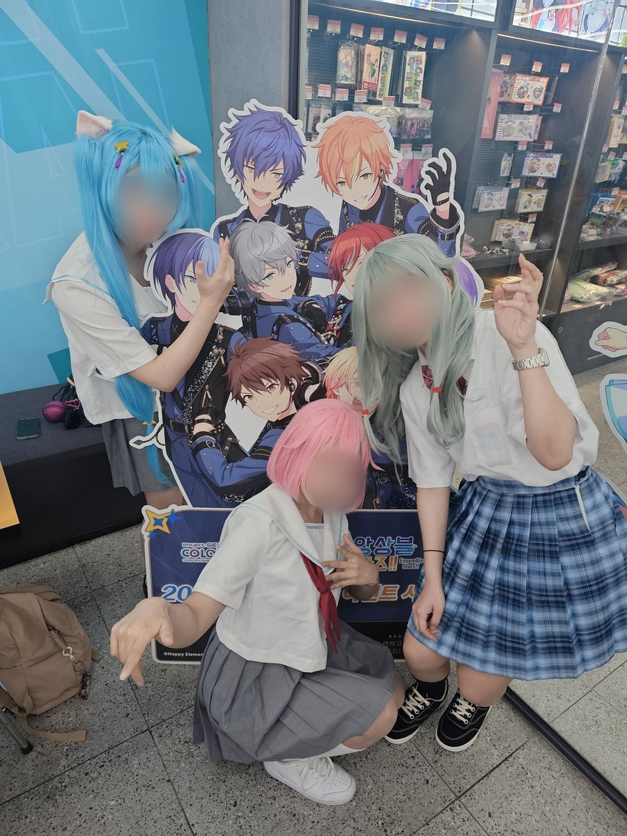 콜캎갔더니 퓨전판넬있길래
본인캐 포즈 따라함

하츠네 이즈미와
쿠사나기 아키토와 함께. . .
저는 오오토리 나츠메요