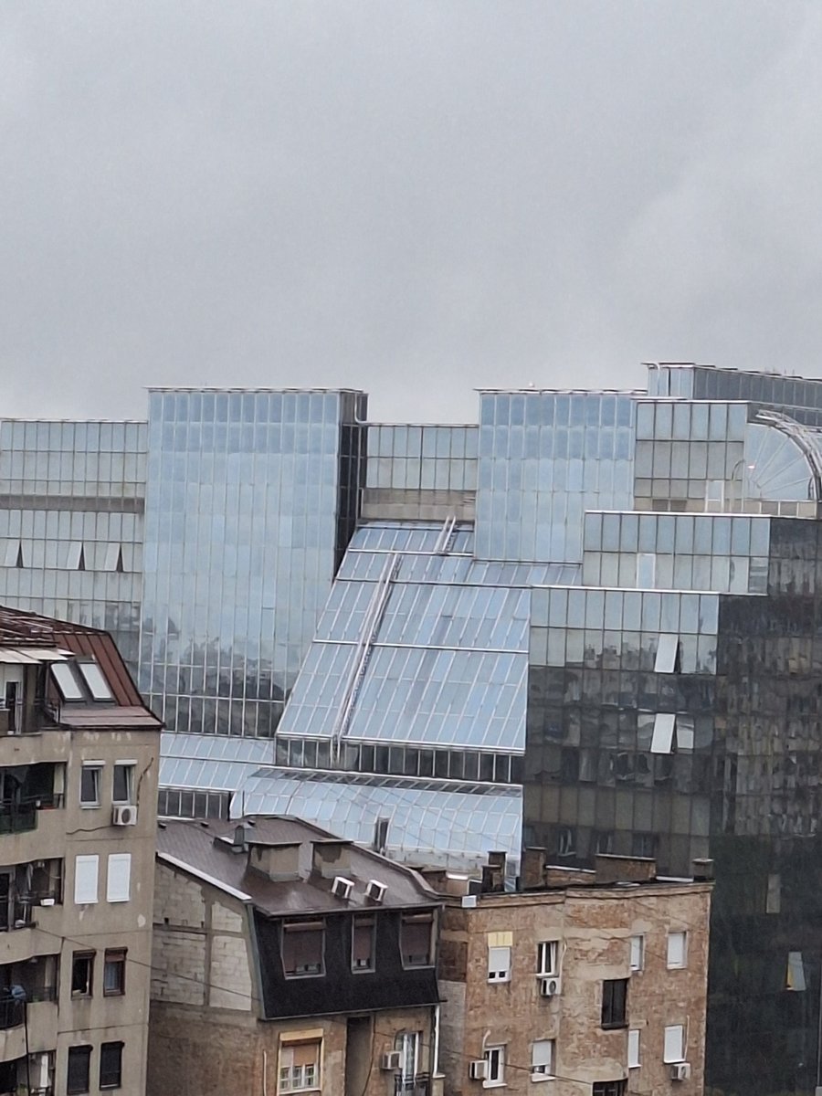 Sa zgrade Narodne banke Srbije vise merdevine. Da li neko treba da nastrada, da bi nadležni preduzeli nešto.