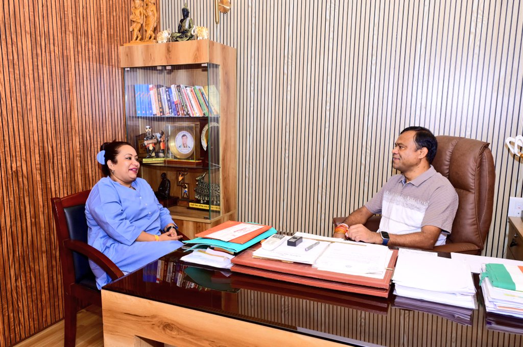 आज छत्तीसगढ़ प्रदेश कांग्रेस कमेटी के सम्मानीय अध्यक्ष श्री दीपक बैज जी को किसान,जवान, संविधान जनसभा के सफल आयोजन के लिए मुलाकात कर बधाई एवं शुभकामनाएं प्रेषित की और आगे अखिल भारतीय कांग्रेस कमेटी के रचनात्मक कार्यक्रम एवं छत्तीसगढ़ प्रदेश के आगामी राजनीतिक गतिविधियों के बारे में
