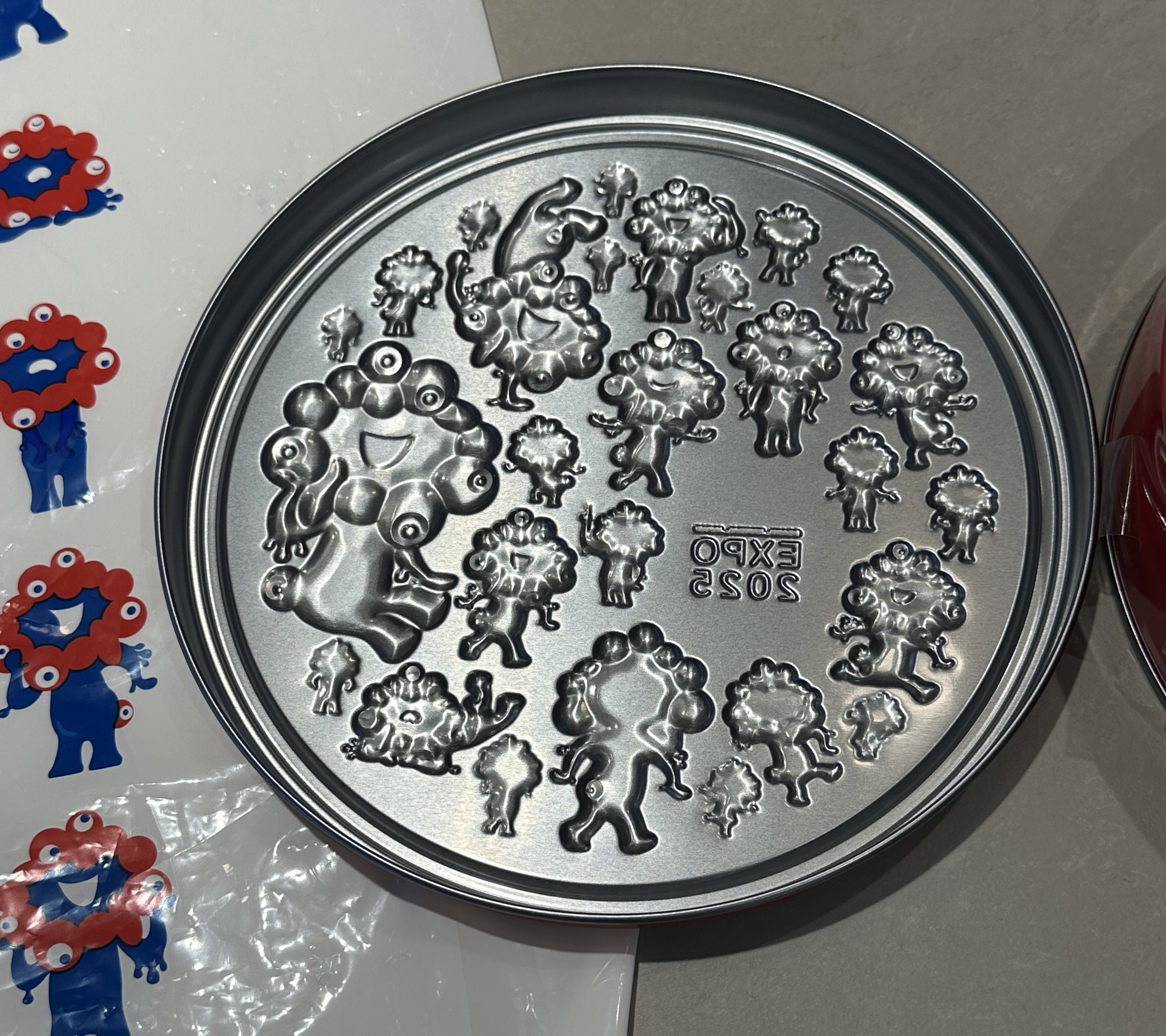 ミャクミャク様　空き缶 空き缶】ミャクミャク お菓子缶 2ケセットです 丸 四角 - メルカリ